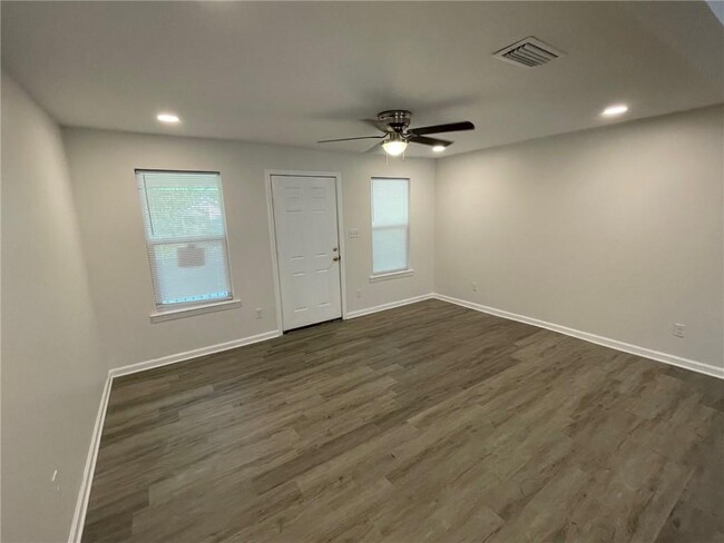 Building Photo - 3212 Riverside Dr