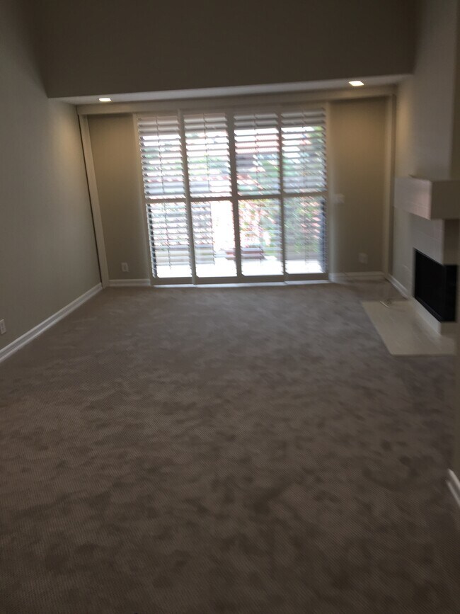 2240 Martinique Ln Unit 2240, Oxnard, CA 93035 Condo for Rent in