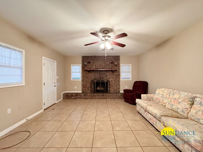 Building Photo - Bright and Spacious 4-Bedroom Home in Cent...