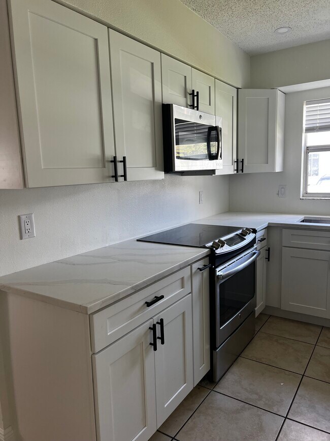 Foto del edificio - 320 Northeast Boulevard N