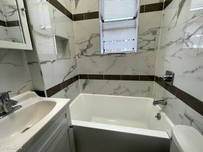 Foto del edificio - 2 br, 1 bath House - 303 58th St. 10 Unit 10