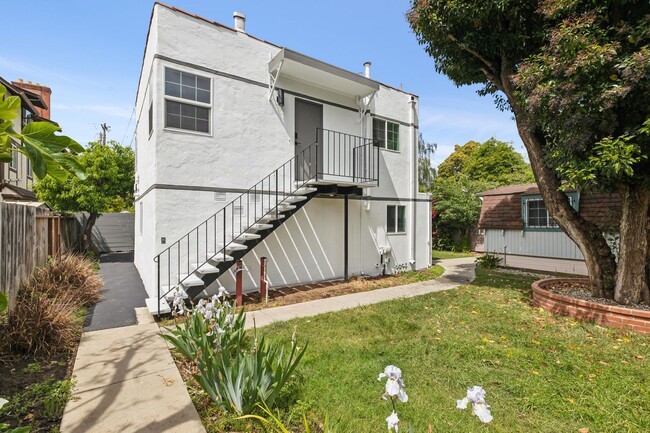 Building Photo - Newly Renovated Top Floor 1-Bedroom in Downtown North (Palo Alto)