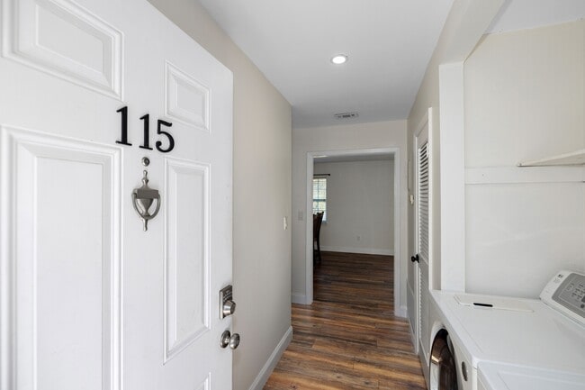 Foto del edificio - 115 Country Club Dr