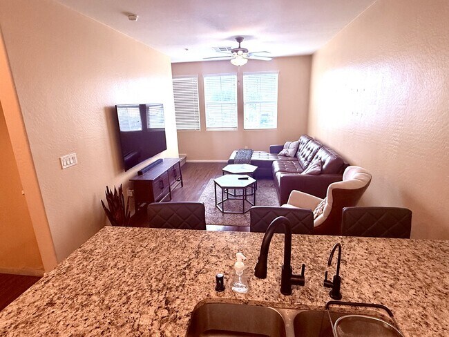 Foto del edificio - 2329 E Huntington Dr