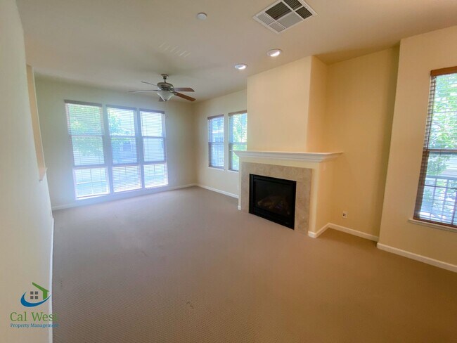 Building Photo - $4495-Stunning 3BR, 2.5 BA End Unit Townho...