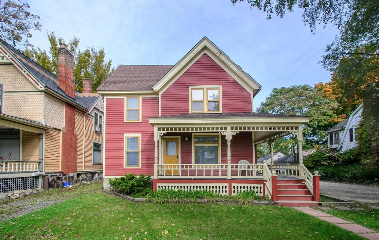 Foto principal - Spacious 5-Bedroom Home Near EMU – Availab...