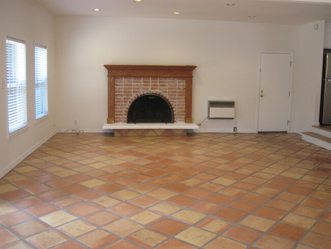 Building Photo - 1794 Crescent Dr
