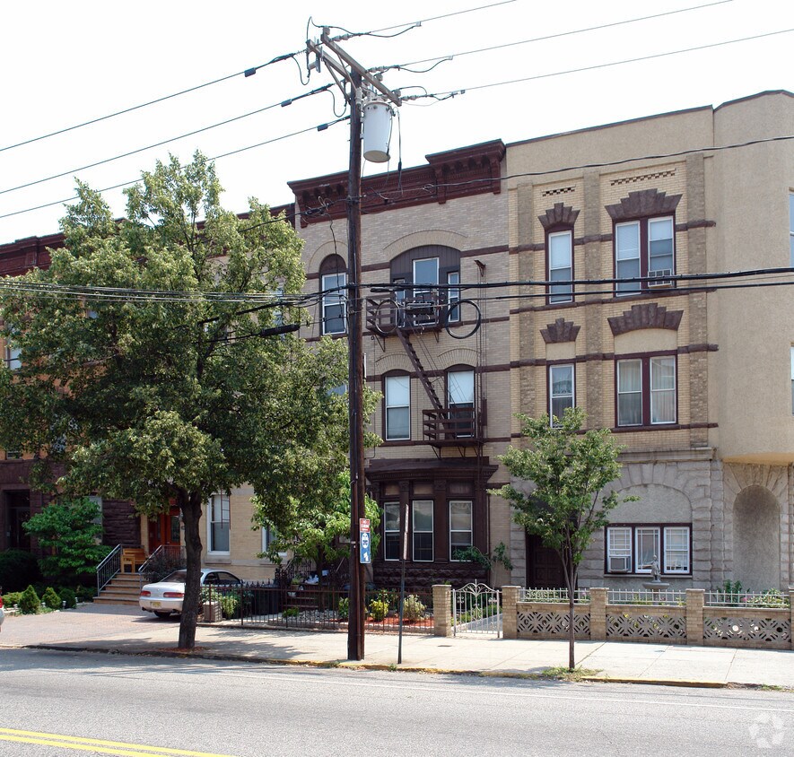 Primary Photo - 2402 Palisade Ave