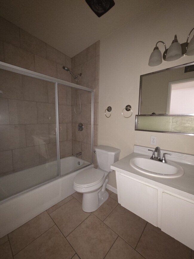 Building Photo - 4 Bedroom 2 bath in Tempe
