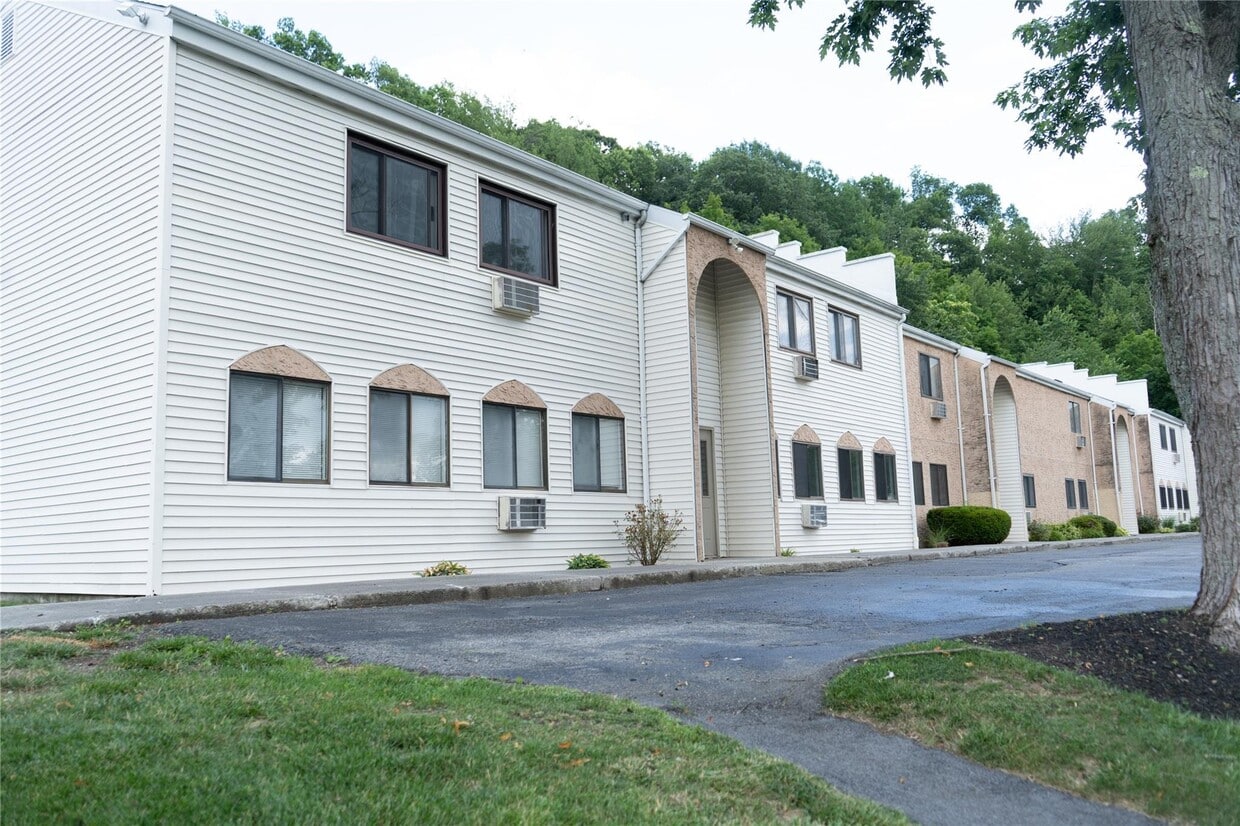 Primary Photo - 33 Scarborough Ln