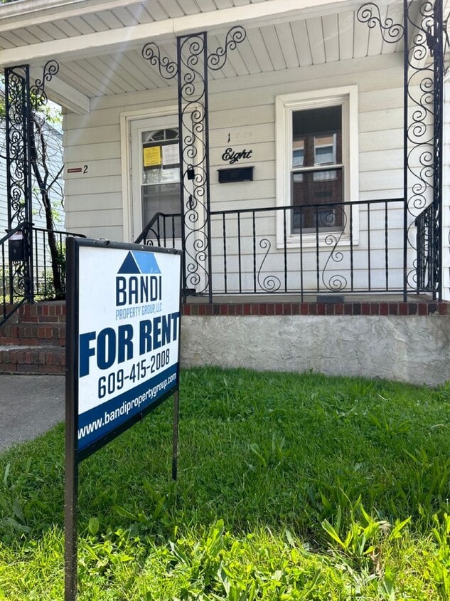 Primary Photo - 8 Leland Ave