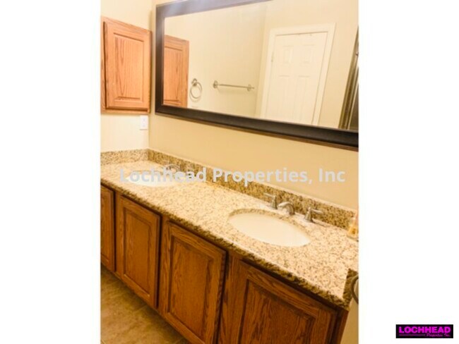 Foto del edificio - 2 BEDROOM TOWNHOME IN THE PASQUINELLIS FAIRWAY VILLAS COMMUNITY IN PLANO!