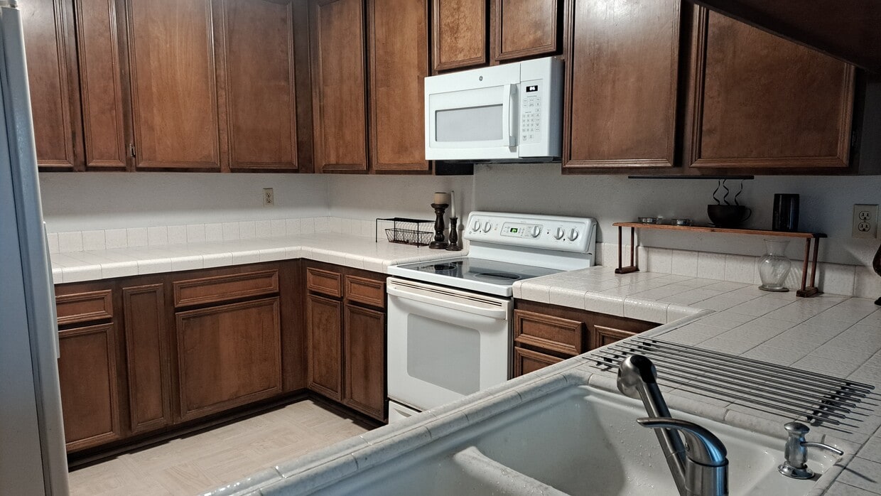 Building Photo - 1065 Fresno St