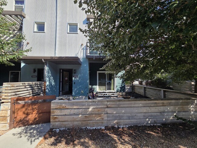 Foto del edificio - 5097 Laureston Way