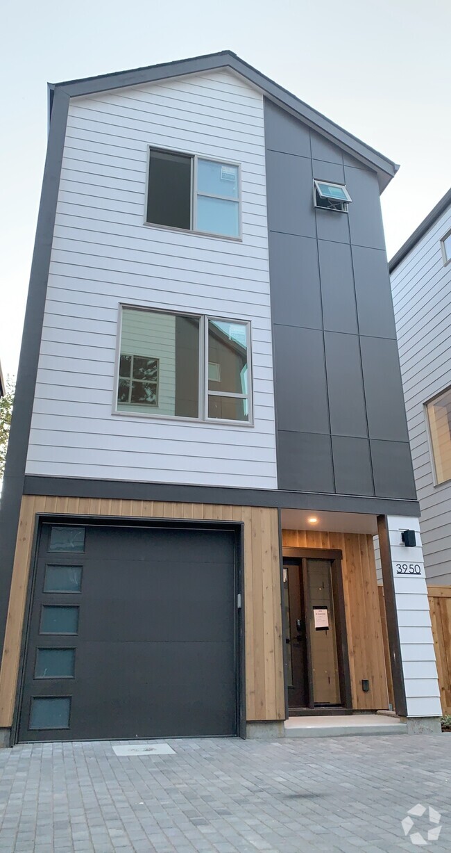 Building Photo - 3950 SE Gladstone St