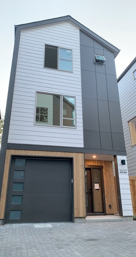 Primary Photo - 3950 SE Gladstone St