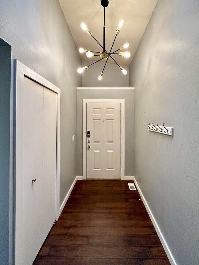 Building Photo - 5550 Lantana Cir