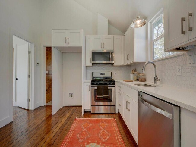 Building Photo - 66 1/2 Navasota St