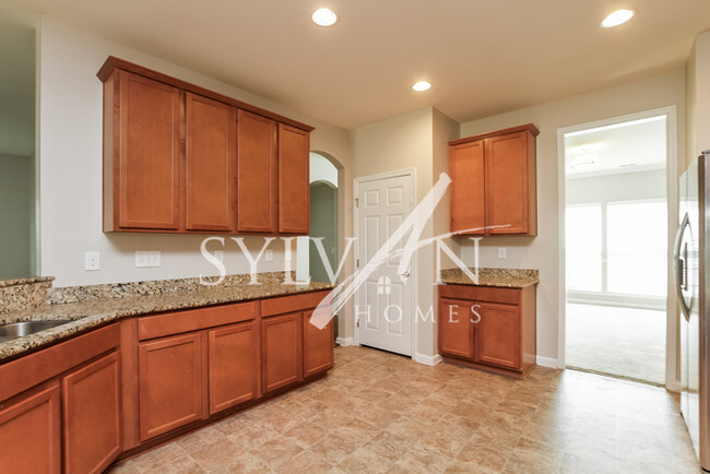 Building Photo - Gorgeous 5 Bedroom, 3.5 Bath home in the d...