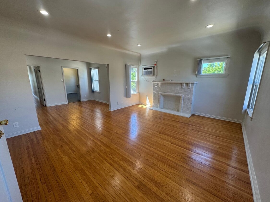 Primary Photo - 467 N Orange Grove Ave