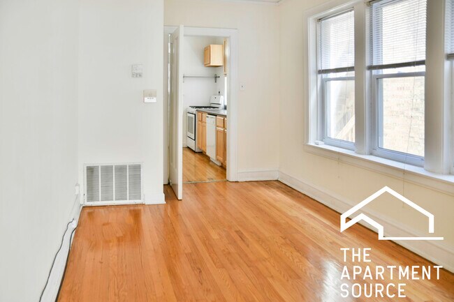 Foto del edificio - 2204 W Foster Ave
