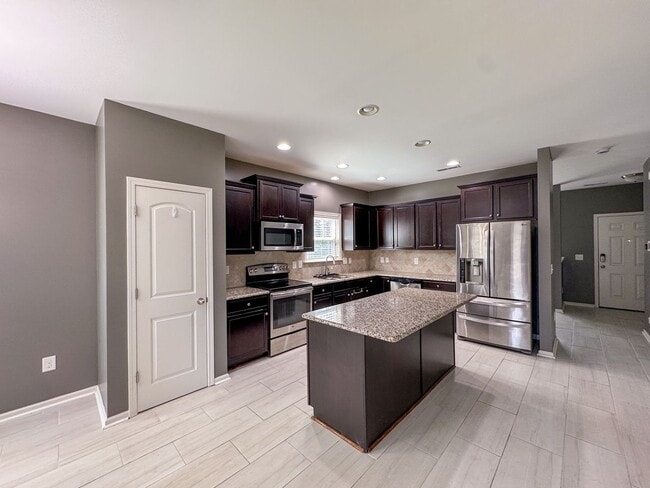 Building Photo - Gorgeous 3 Bed 2.5 Bath Plus Loft Home on ...