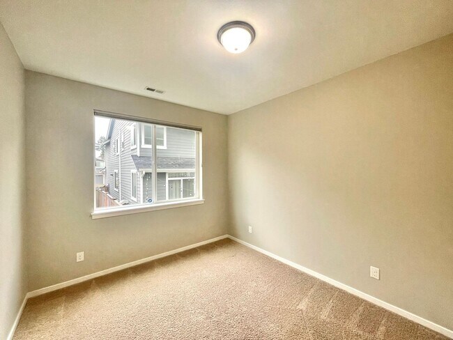 Foto del edificio - Modern 2017-Built Home with Main-Floor Office, AC & Prime East Hill Location