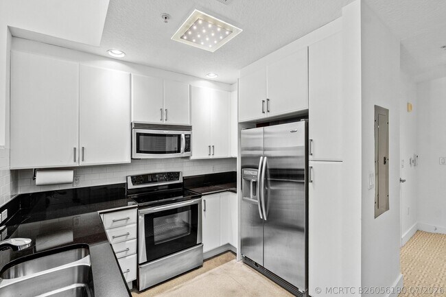 Building Photo - 701 S Olive Ave