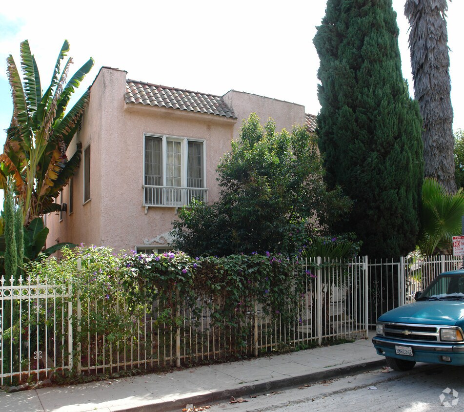 Building Photo - 900-902 N Vendome St