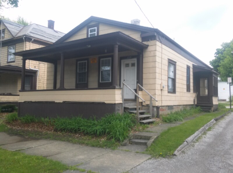 Foto principal - 235 W 3rd St