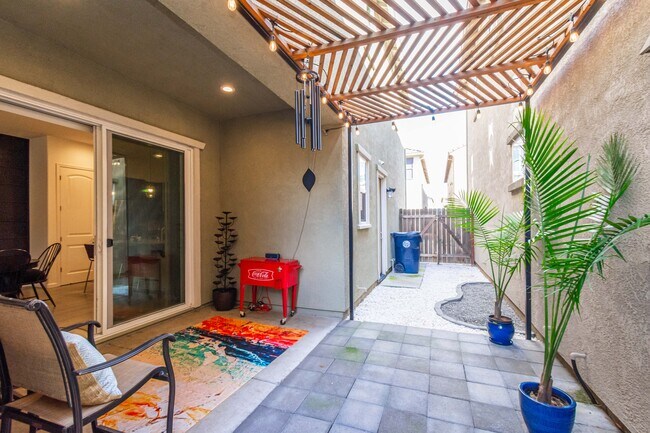 Foto del edificio - 4412 Natomas Central Dr