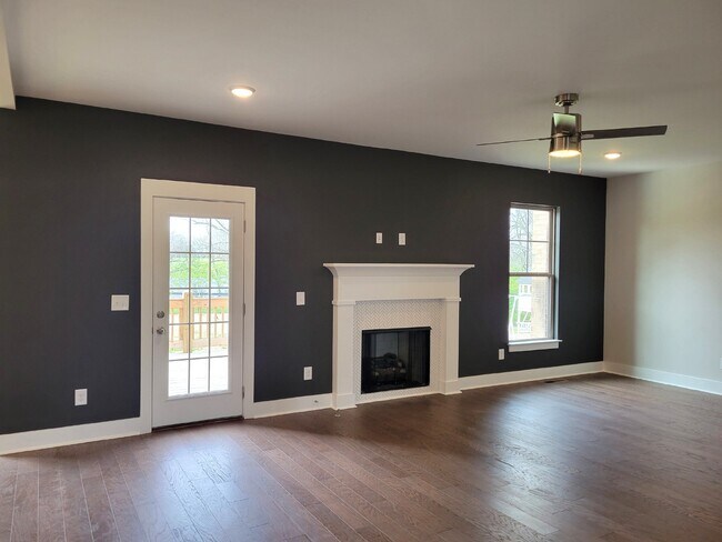 Building Photo - NEW 5 bedroom, 3 full bath home on large l...