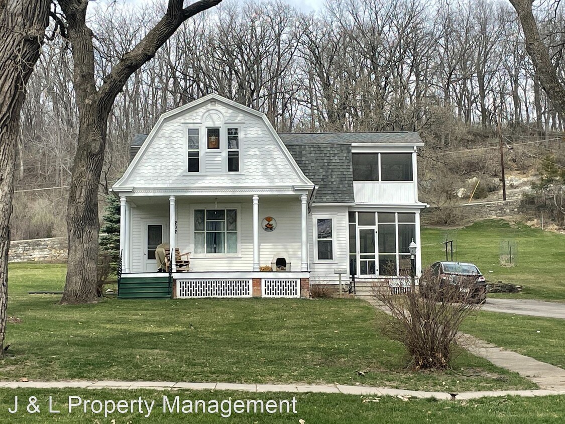 Primary Photo - 2 br, 1.5 bath House - 202 Winona Street