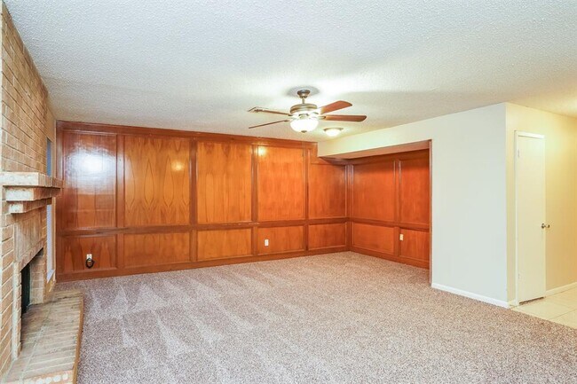 Building Photo - 8010 Goldengrove Dr