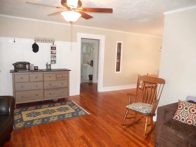 Building Photo - DOWNTOWN 3/1 w/ Wood Floors, Fenced Yard, ...