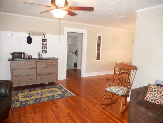 Foto del edificio - DOWNTOWN 3/1 w/ Wood Floors, Fenced Yard, ...