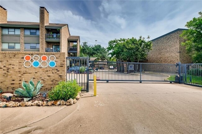 Building Photo - 8888 Tallwood Dr