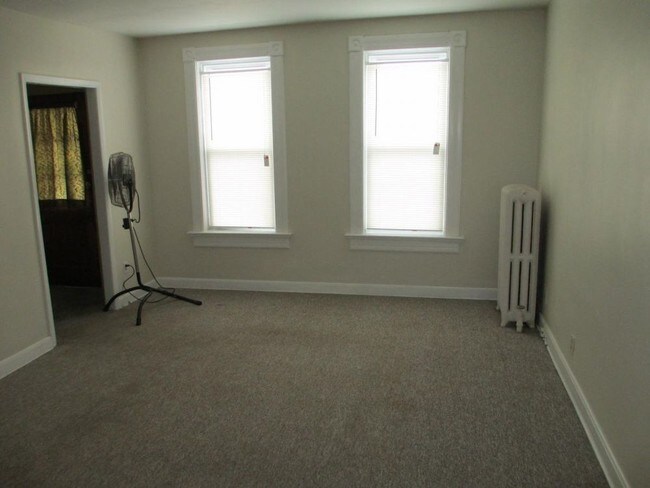Building Photo - 1002 S. 2nd Street - 4 Bedroom House