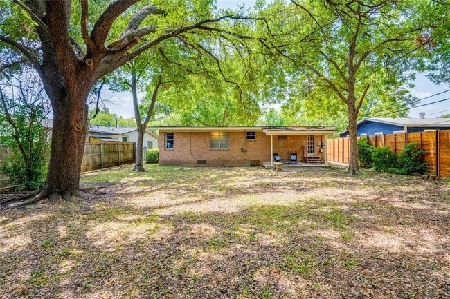 Foto del edificio - 7709 Woodrow Ave