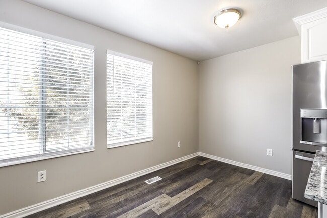 Building Photo - 7679 Sunrise Pl E