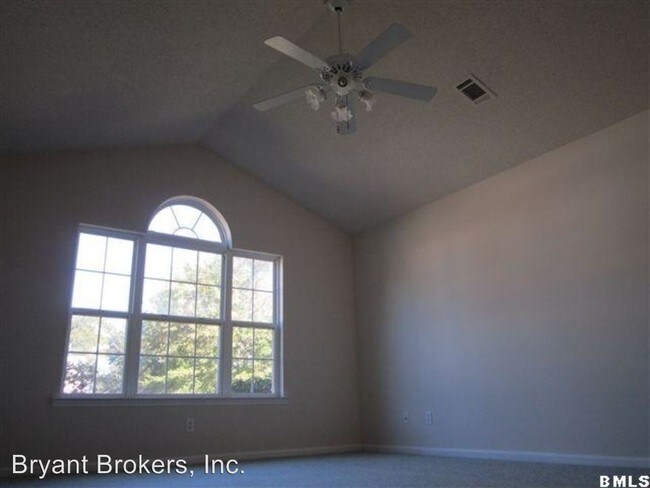 Building Photo - 10 Grandiflora Ln