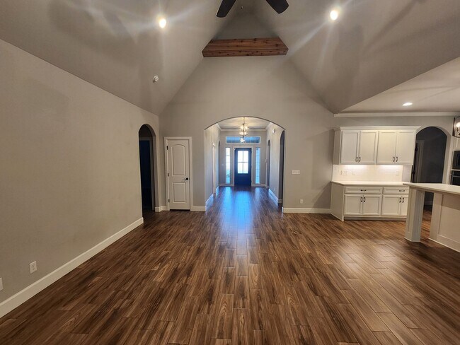 Building Photo - Stunning Executive Rental Home in Highly D...