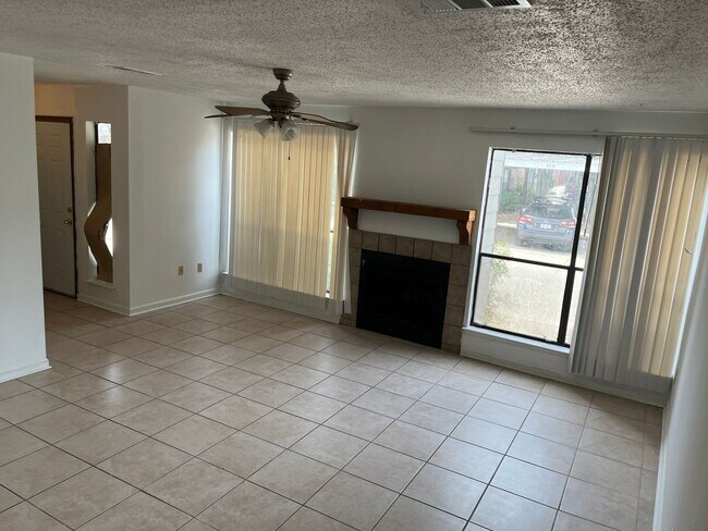 Foto del edificio - 155 Marilyn Dr