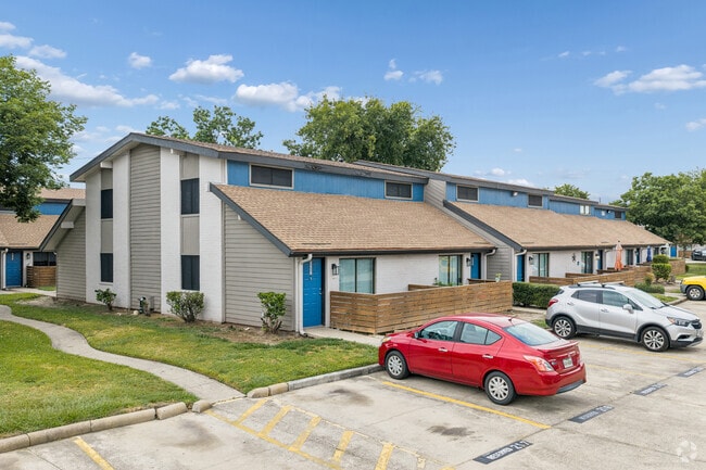 Building Photo - 51 Ten Townhomes