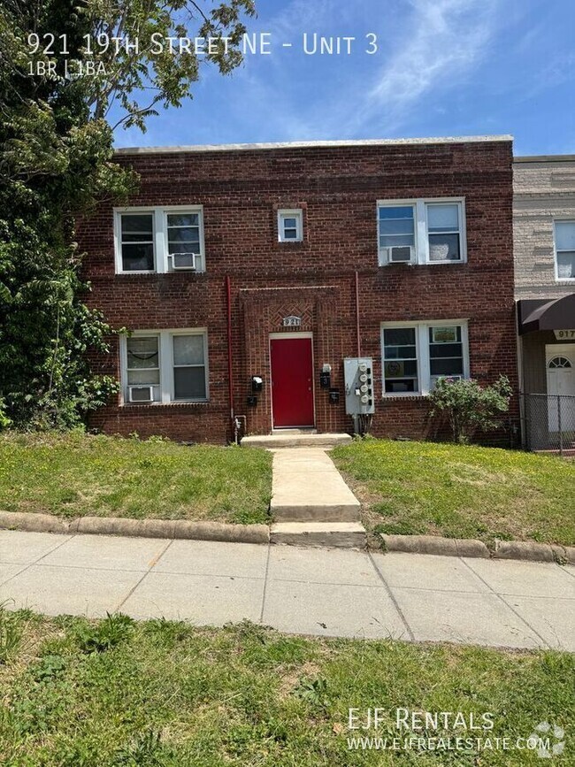Building Photo - 921 19th St NE