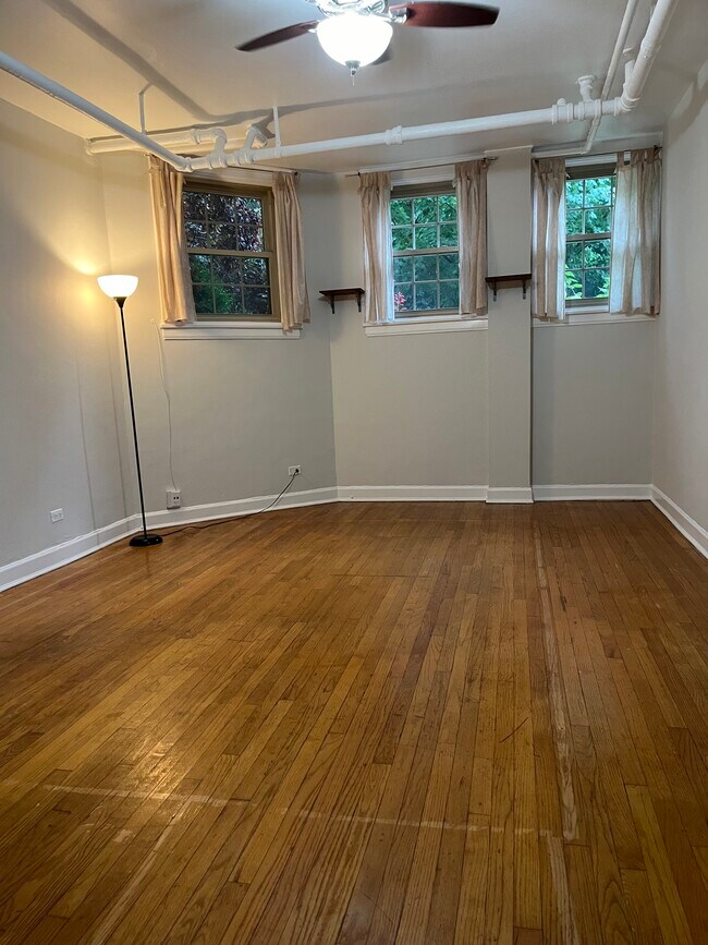 Living Room - 7551 N Oakley Ave