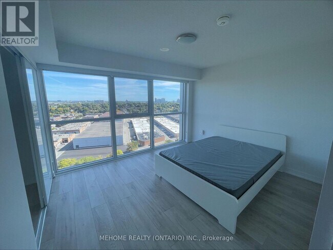 Building Photo - 225 Village Green Square