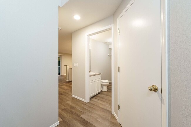 Building Photo - Recently Updated 3 Bedroom 2.5 Bath Duplex - Located in Convenient Hazel Dell Neighborhood