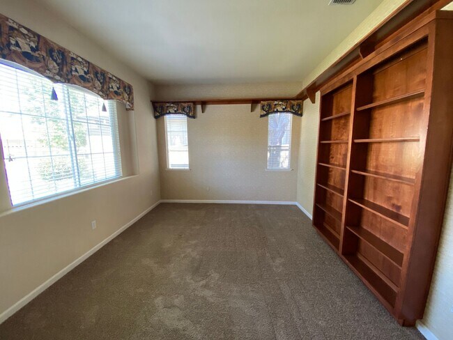 Building Photo - Beautiful 55+ Home in Heritage Lakeside