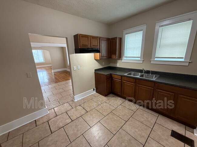 Foto del edificio - 1930 Foster Ave